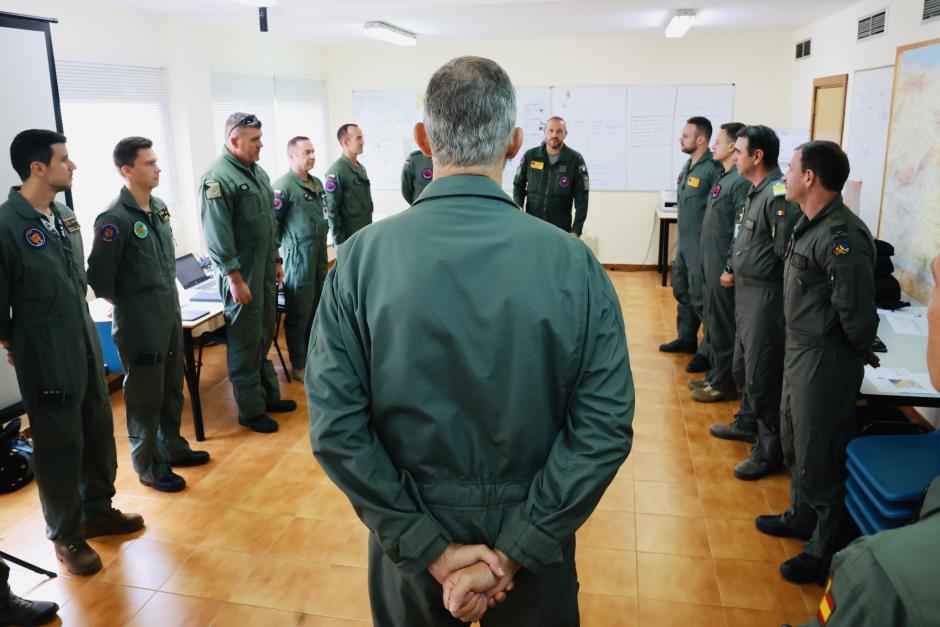 Don Felipe (de espaldas) en una de las reuniones mantenidas en la Base Aérea de Zaragoza
