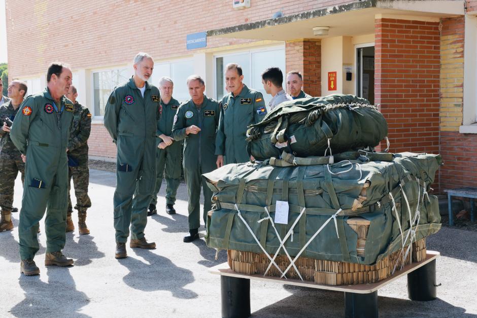 Don Felipe recibe explicaciones en su visita al Centro Europeo de Transporte Aéreo Táctico