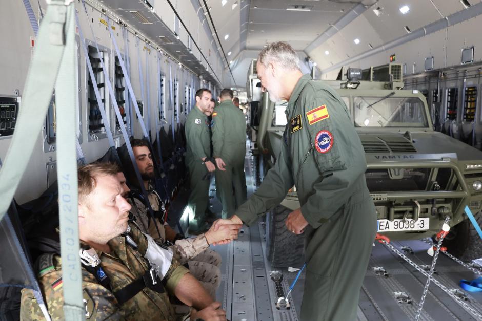 El Rey saluda a los militares a bordo del avión T.23, donde hizo un vuelo táctico