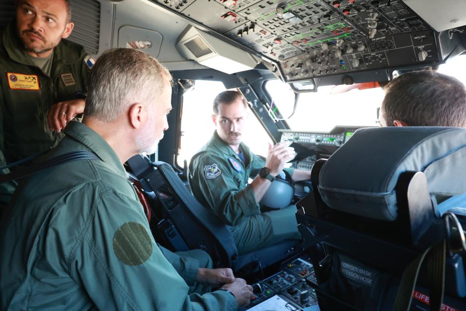Don Felipe, en la cabina del T.23 del Ejército del Aire y del Espacio