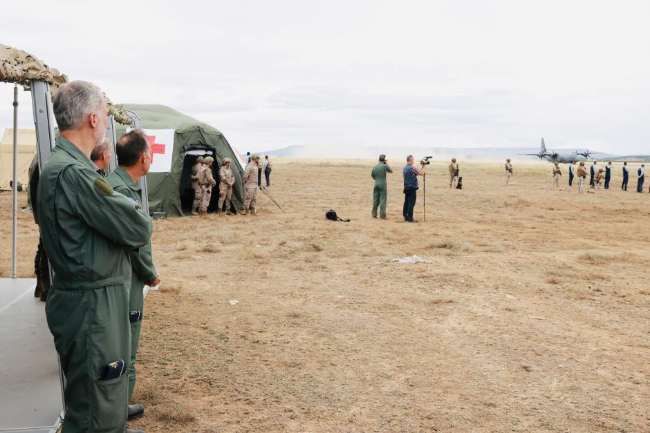 El Rey observa las maniobras desde el puesto de mando