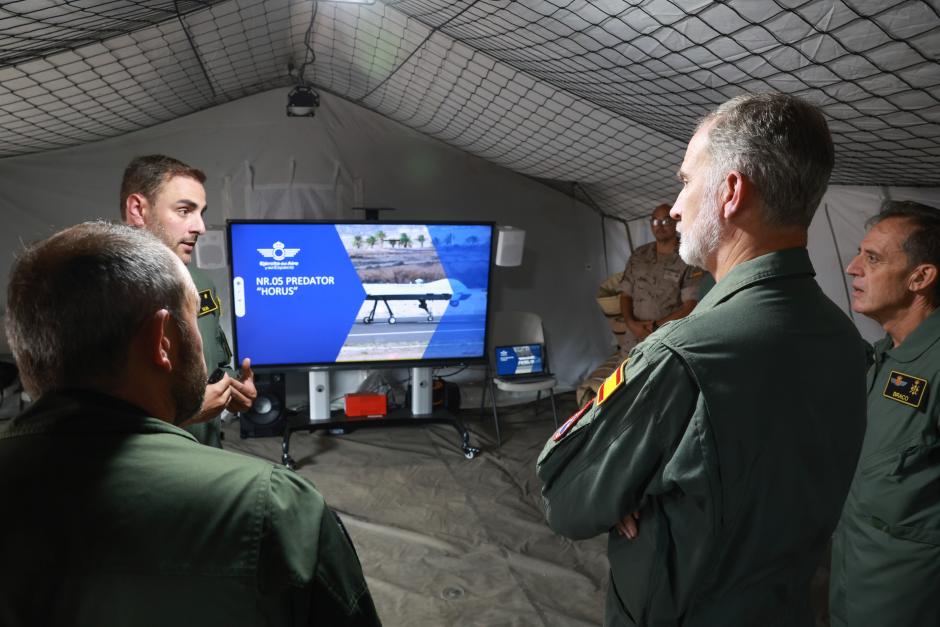 El Capitán General de los Ejércitos, durante la reunión posterior del vuelo táctico