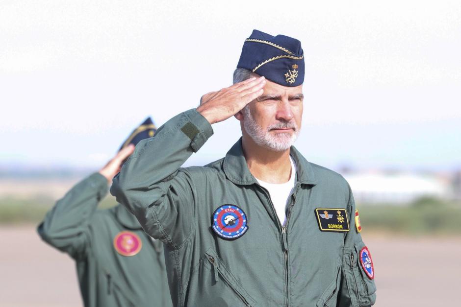 Don Felipe saluda durante el piquete de honores