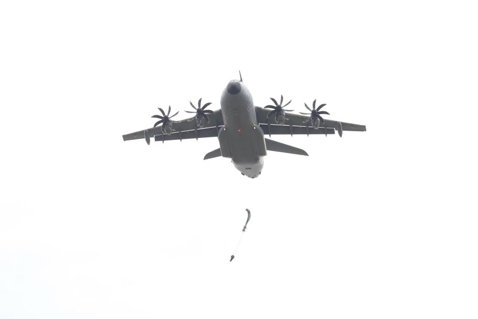 Momento en el que los paracaidistas ejecutan un salto desde el A400M