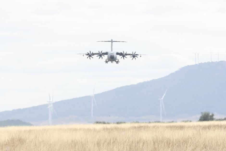 Momento en el que el A400M se aproxima al Aeródromo Militar de Ablitas para aterrizar