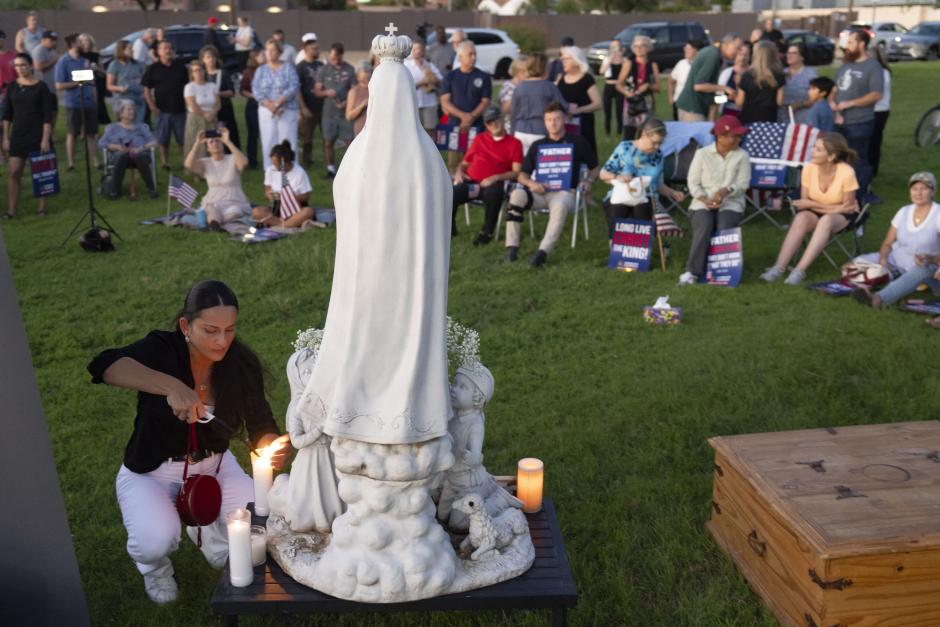 SCOTTSDALE, ARIZONA - SEPTEMBER 10: A woman lights a candle as Arizonans mourn Turning Point USA Founder Charlie Kirk during a prayer vigil at Desert Horizon Park on September 10, 2025 in Scottsdale, Arizona. Kirk was shot and killed at Utah Valley University earlier today.   Rebecca Noble/Getty Images/AFP (Photo by Rebecca Noble / GETTY IMAGES NORTH AMERICA / Getty Images via AFP)