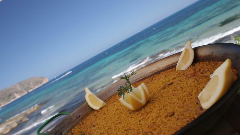 Arroz a banda frente a una cala de Teulada Moraira