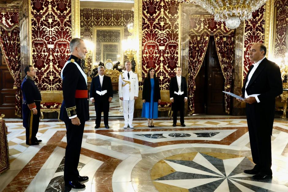 El Rey, acompañado por Albares, en la ceremonia de entrega de cartas credenciales de este viernes