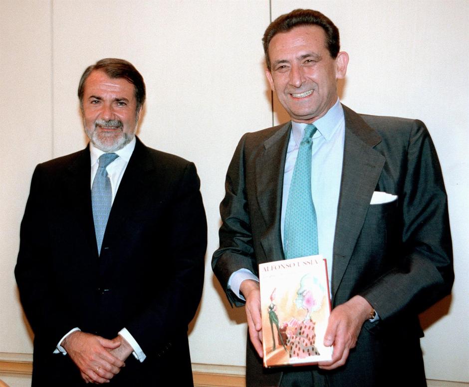 Jaime Mayor Oreja cuando era ministro del Interior en la presentación del libro "Lo que Dios ha unido, que no lo separe mamá" de Alfonso Ussía en el año 2000