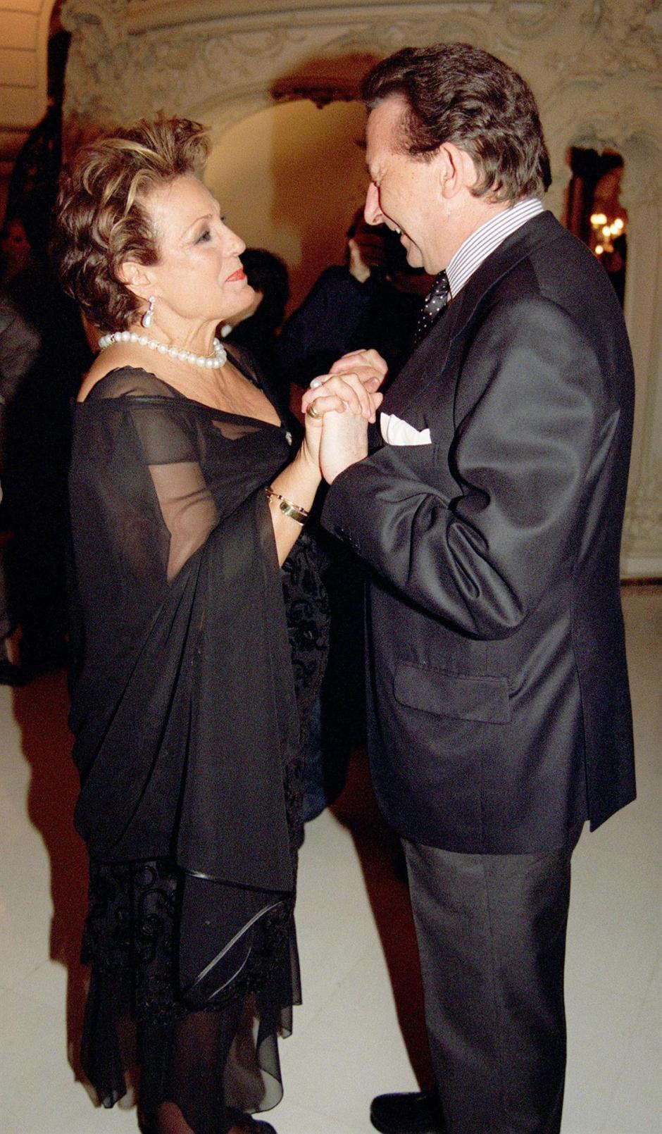 Carmen Sevilla saluda a Alfonso Ussía antes de que ambos recibieran, de manos del presidente del Gremio de Joyeros, Plateros y Relojeros de Madrid, José Luis García Lubén, los Premios "Joya de Madrid" y "Hablando en Plata", respectivamente, durante una cena celebrada en noviembre de 2002 en el Casino de Madrid. El Real Madrid C.F. recibió el premio "Minuto de Oro", que recogió Emilio Butragueño en nombre del club.