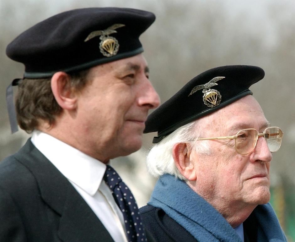 El escritor y periodista Alfonso Ussía y el dibujante y humorista Antonio Mingote fueron nombrados caballeros Almogávares en el cuartel Primo de Rivera, en Alcalá de Henares, donde se celebró el 23 de febrero de 2004 el acto conmemorativo del 50 Aniversario de la creación de la Brigada Paracaidista (Bripac)