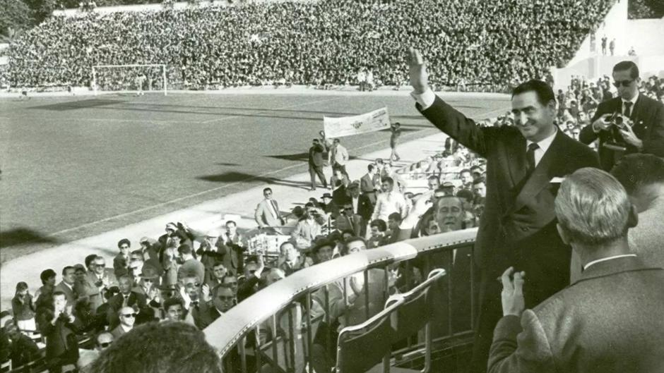 Benito Villamarín saluda desde el Palco Presidencial de la Grada de Preferencia
