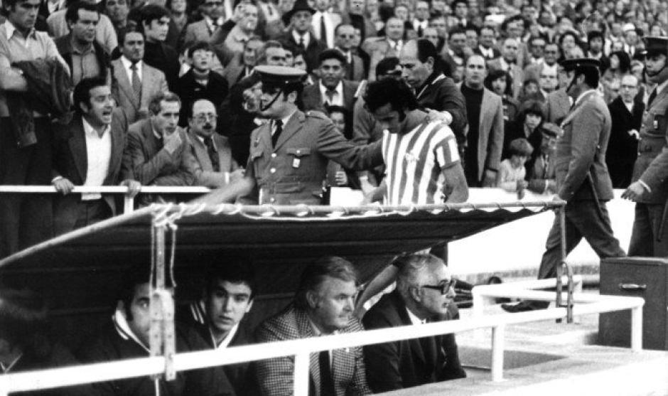 Alberto Tenorio acompaña a Mendita al vestuario escoltado por fuerzas del orden.