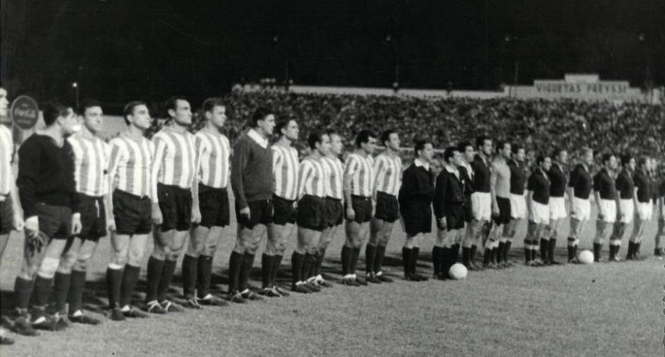 Jugadores del Betis y la Fiorentina en el primer partido como propietarios del Estadio