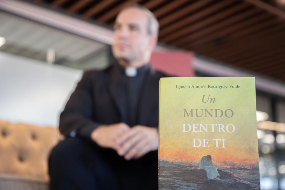 Ignacio Amorós con su nuevo libro