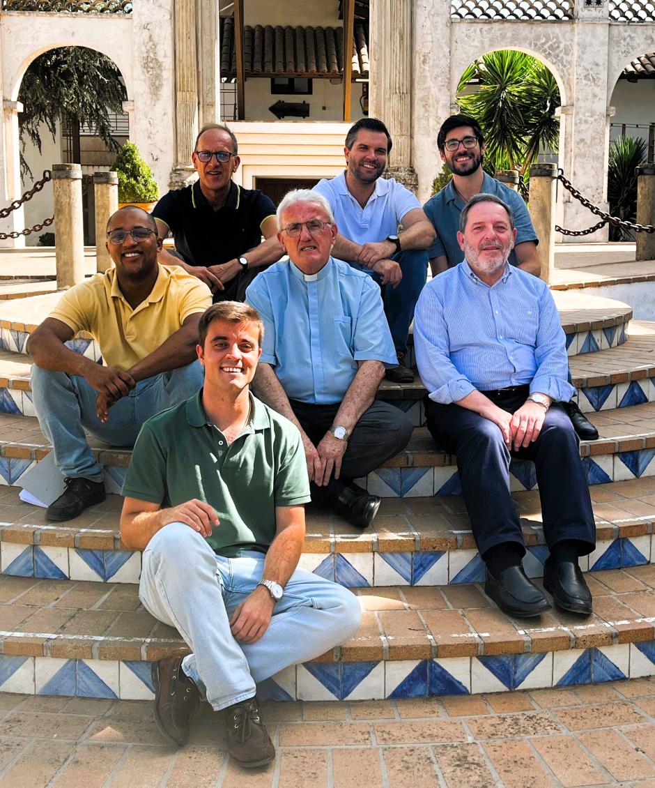 Los seis futuros diáconos, junto a su formador