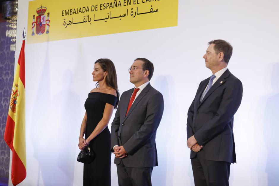 La Reina acompañada por el ministro de Exteriores en El Cairo