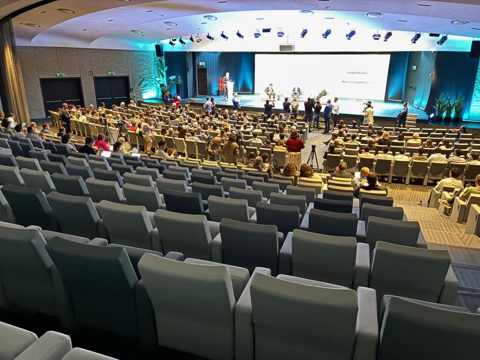 El auditorio de la fundación Pablo VI durante el diálogo