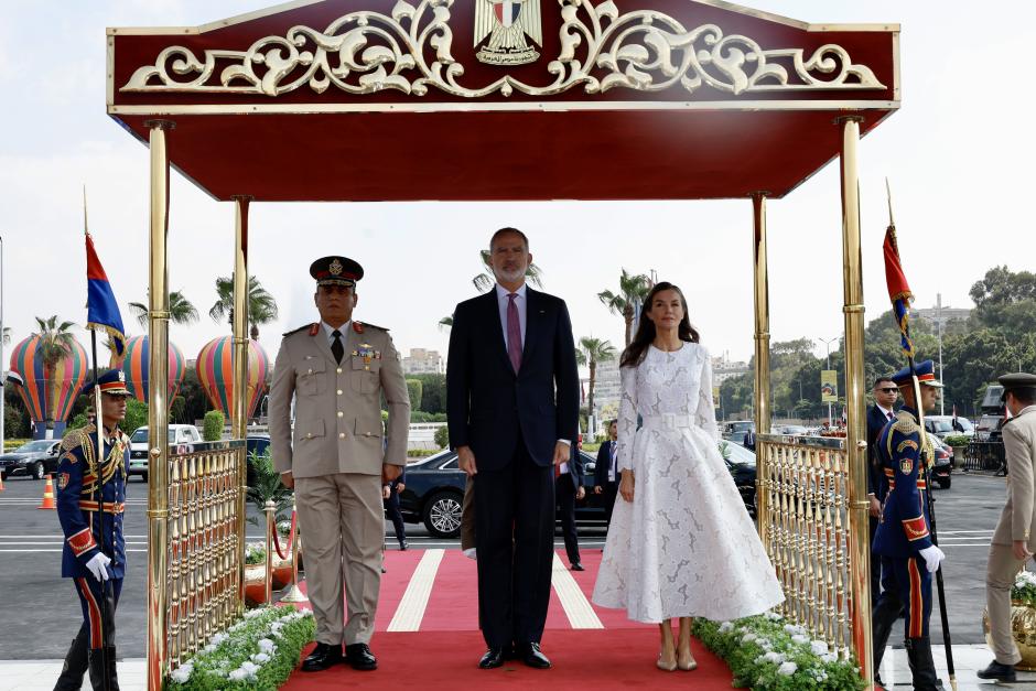 Los Reyes, durante la ofrenda floral ante el Monumento al Soldado Desconocido y la tumba del presidente Sadat en El Cairo