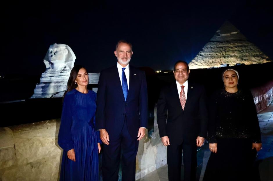 Don Felipe y Doña Letizia, con el presidente de Egipto y la primera dama, ante la Esfinge