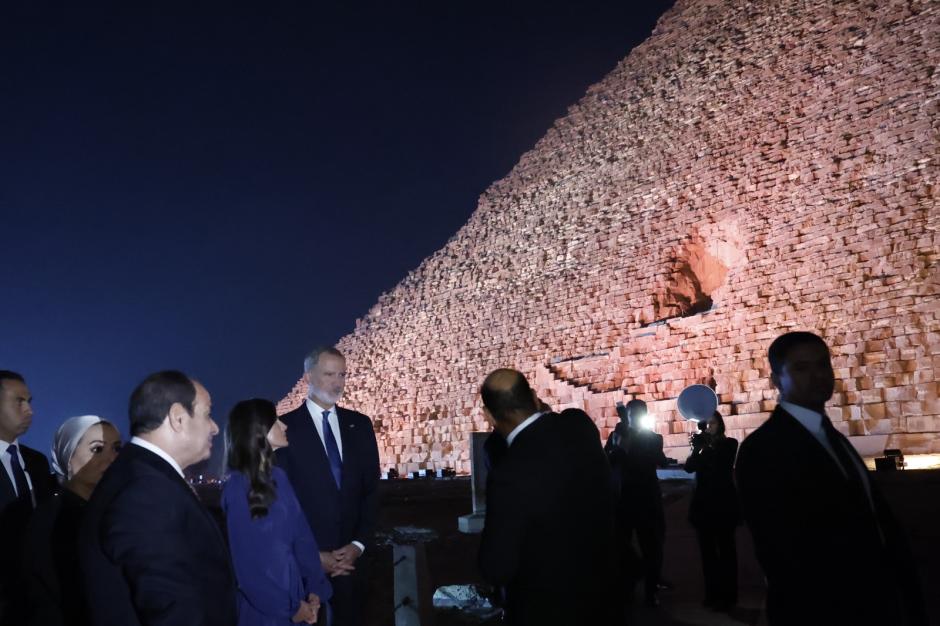 Los Reyes contemplan la pirámide de Keops este miércoles