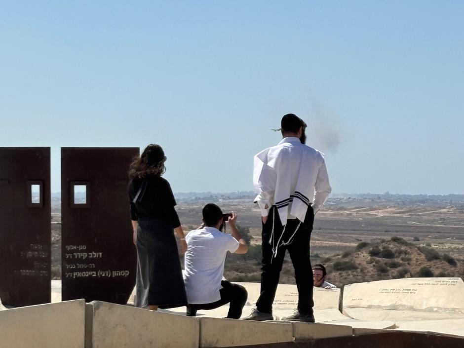 Judios en broma en mirador del que se ve Gaza