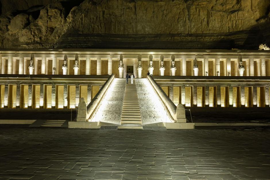 Una imagen de los Reyes en el Templo de Hatshelput, iluminado por empresaas españolas