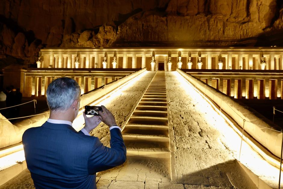 Don Felipe fotografía el templo con su móvil