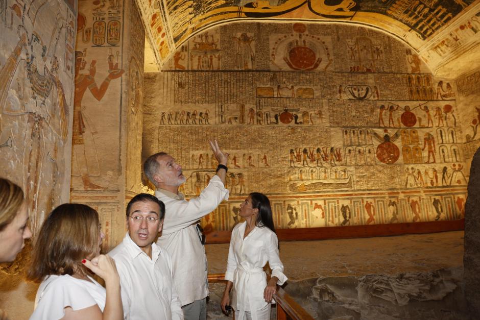 Don Felipe realiza fotos con su móvil en una de las tumbas iluminadas por empresas españolas