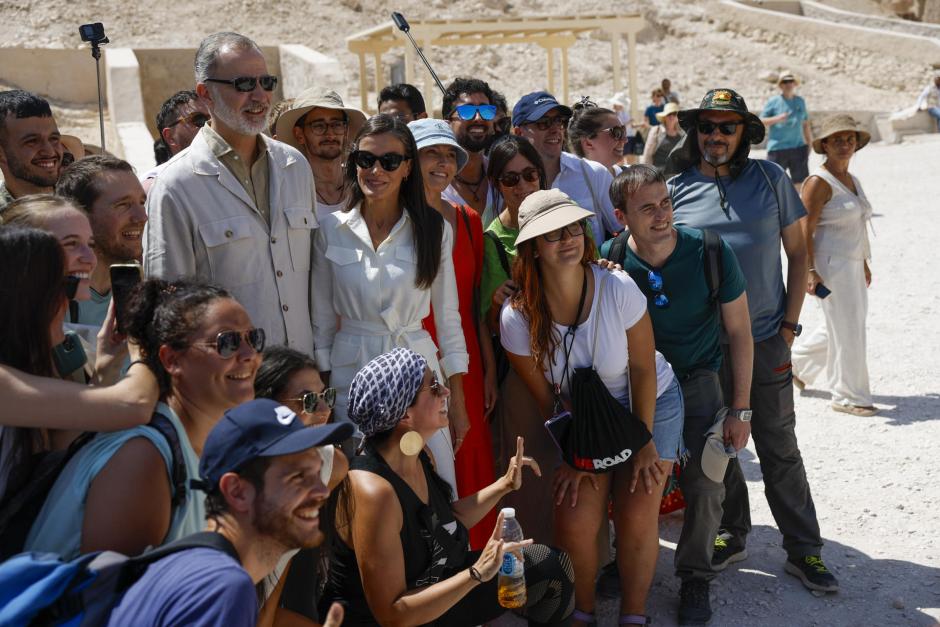Don Felipe y Doña Letizia se han fotografiado con turistas que se han acercado a saludarles en el Valle de los Reyes