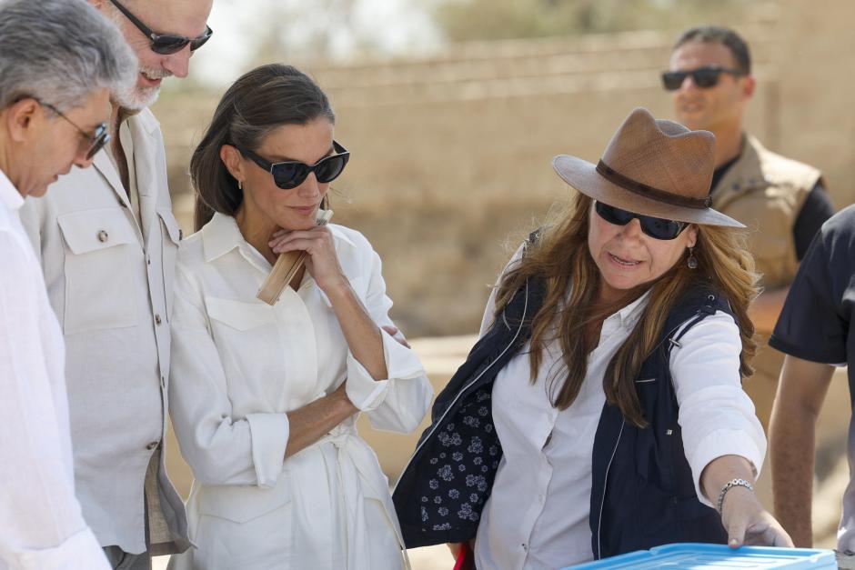 Los Reyes, con la arqueóloga española Miriam Seco, directora de las excavaciones de Tutmosis III