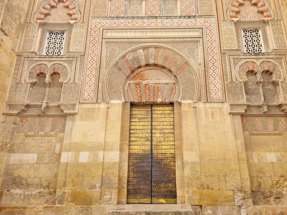 Una de las puertas doradas de la mezquita de Córdoba