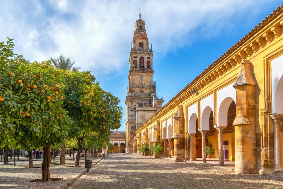 Torre Campanario de la Mezquita-Catedral y patio con naranjos en Córdoba