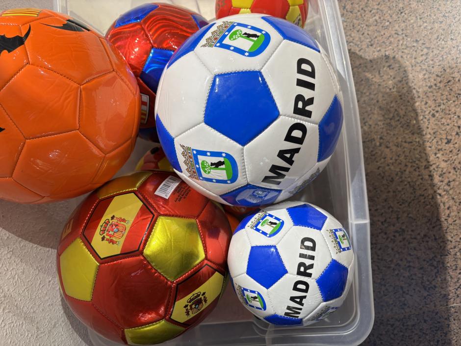 Imagen de balones de fútbol con el logo del Ayuntamiento de Madrid
