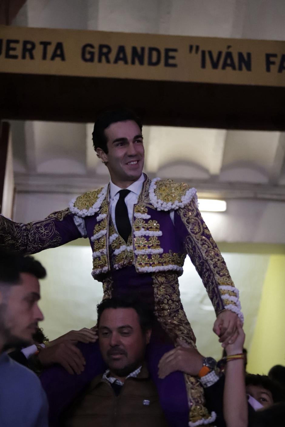 Tomás Rufo cruza la Puerta Grande "Iván Fandiño", del coso de Guadalajara