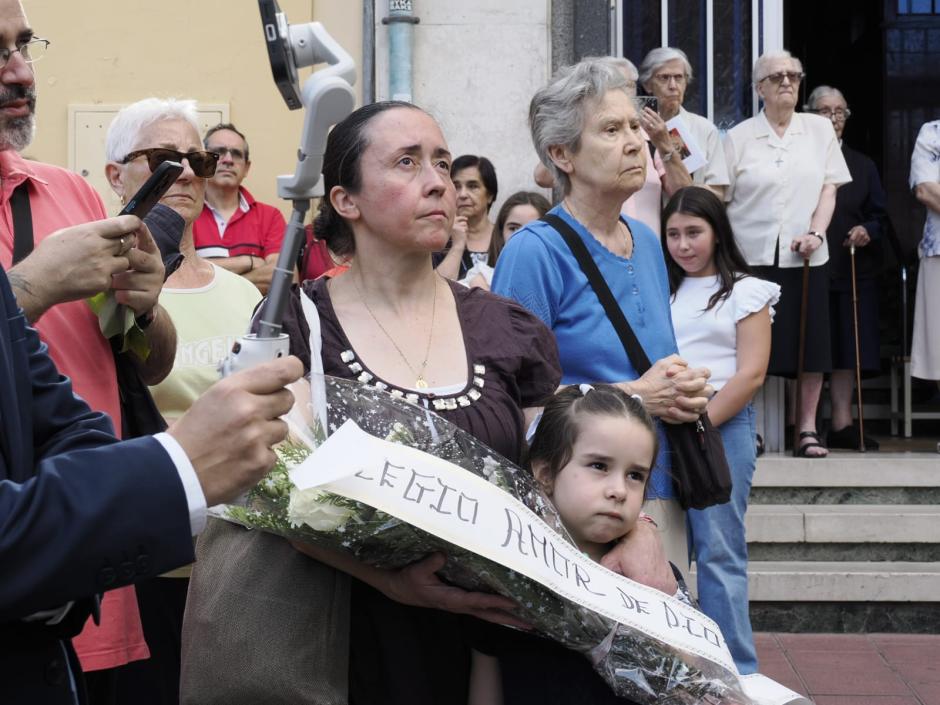 La Virgen de Las Angustias cruza el paso bajo la vía para llevar la esperanza a los barrios de Valladolid