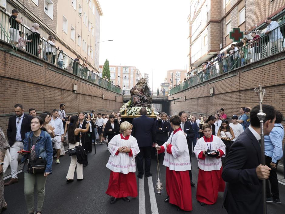 La Virgen de Las Angustias cruza el paso bajo la vía para llevar la esperanza a los barrios de Valladolid