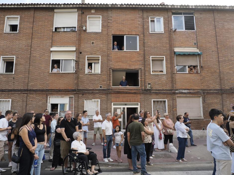 La Virgen de Las Angustias cruza el paso bajo la vía para llevar la esperanza a los barrios de Valladolid