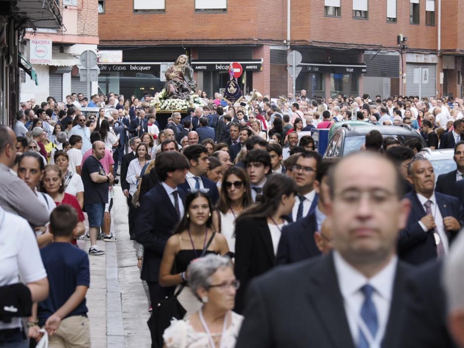 La Virgen de Las Angustias cruza el paso bajo la vía para llevar la esperanza a los barrios de Valladolid
