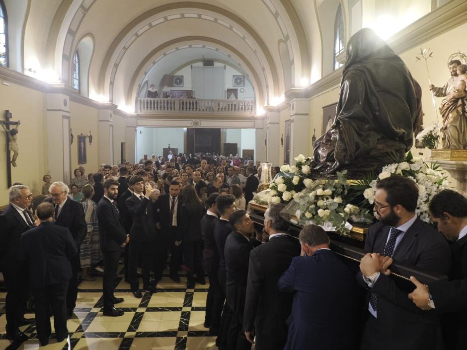 La Virgen de Las Angustias cruza el paso bajo la vía para llevar la esperanza a los barrios de Valladolid