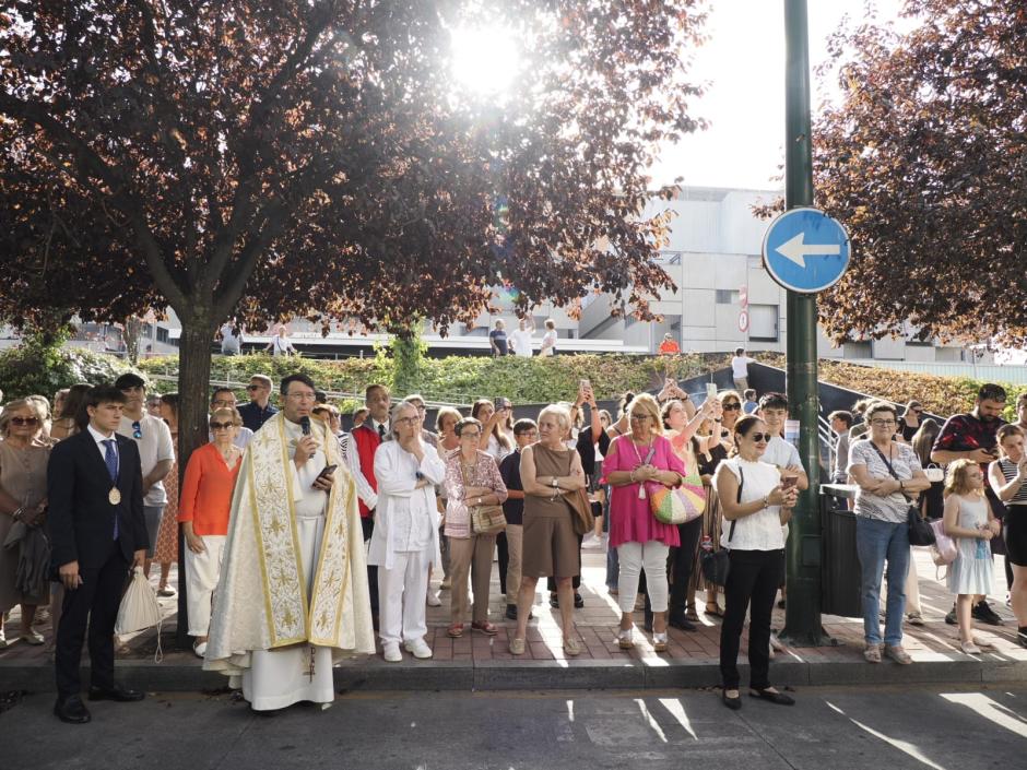 La Virgen de Las Angustias cruza el paso bajo la vía para llevar la esperanza a los barrios de Valladolid