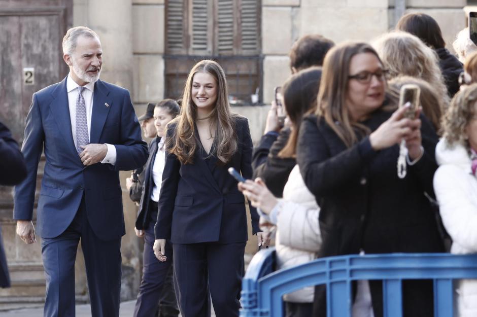 La Princesa Leonor y el Rey Felipe VI a su llegada este viernes a Pamplona