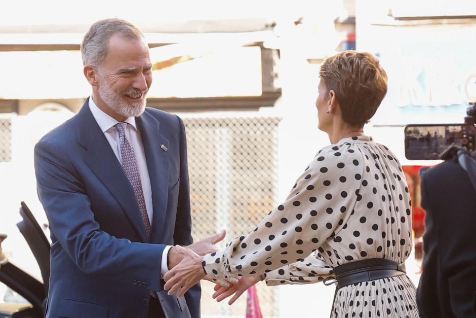 El Rey Felipe VI saluda a la presidenta de Navarra, María Chivite