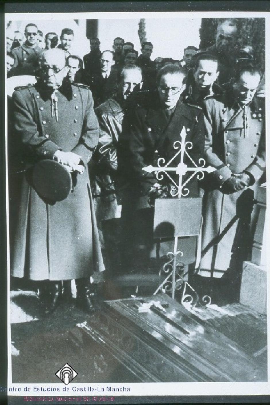 El general Moscardó en el entierro de su hijo Luis, fusilado