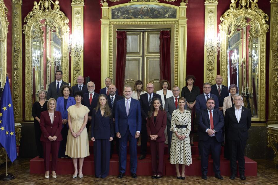 Foto de familia de parte del Gobierno de Navarra y portavoces parlamentarios con los Reyes y la Princesa Leonor