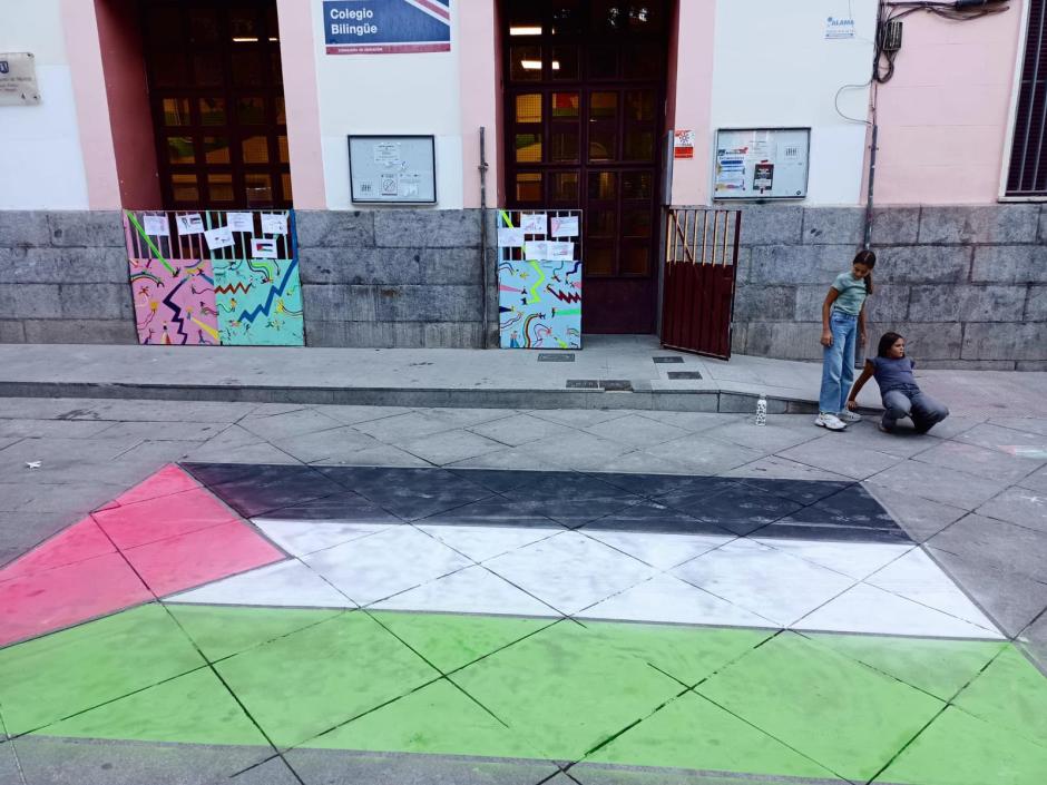 La bandera de Palestina dibujada por los niños del Colegio de Educación Infantil y Primaria Pi i Margall