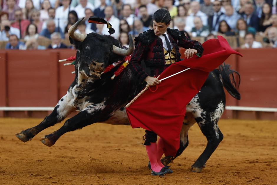 Pablo Aguado, con el primero de su lote, negro burraco de 606 kilos