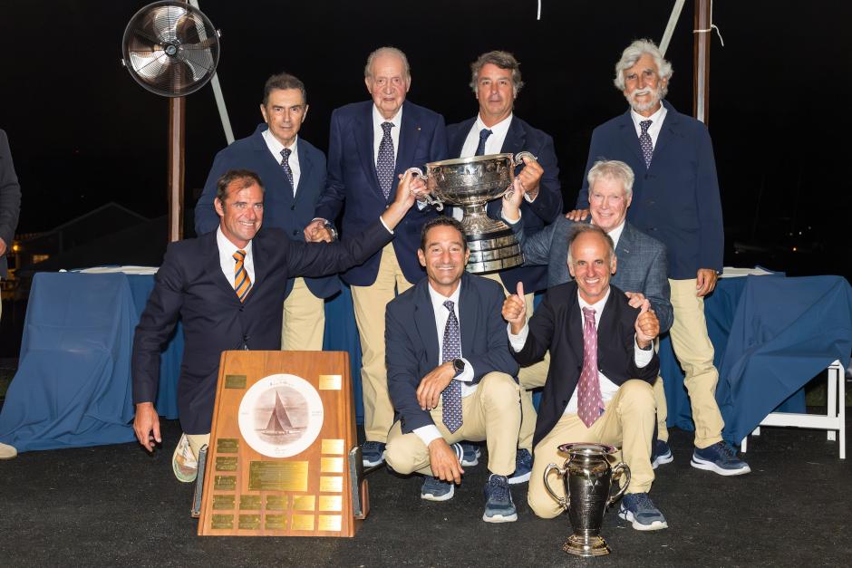 El equipo de el Bribón recibiendo el trofeo