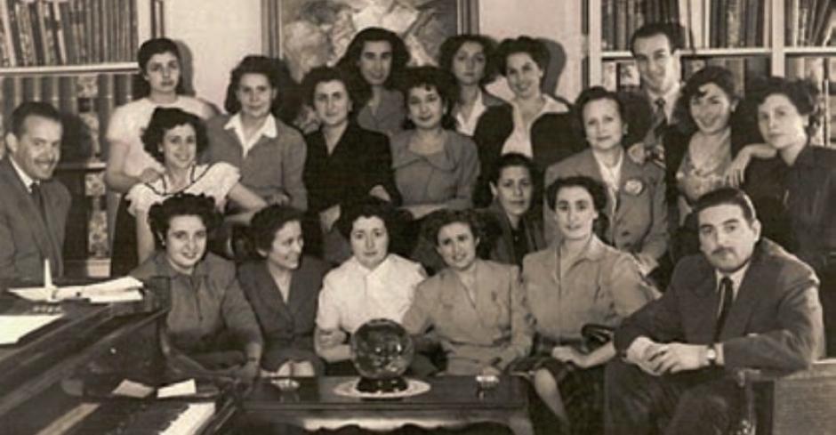 Con sus alumnos en su estudio de Martínez Campos (1950)