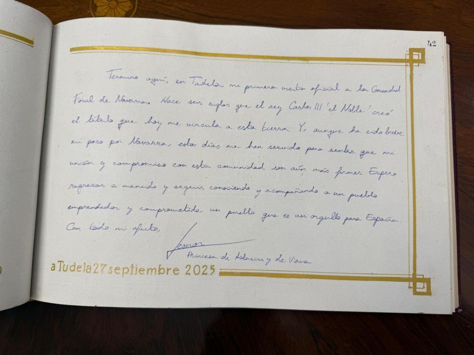 Dedicatoria de la Princesa de Viana en el Libro de Honor del Ayuntamiento de Tudela